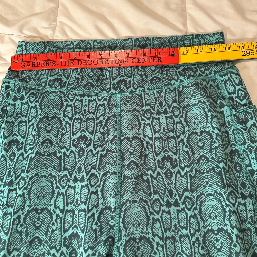 3X POP Fit Women's Green Grey Snakeskin Print Athletic Leggings with Pockets - Picture 6 of 12